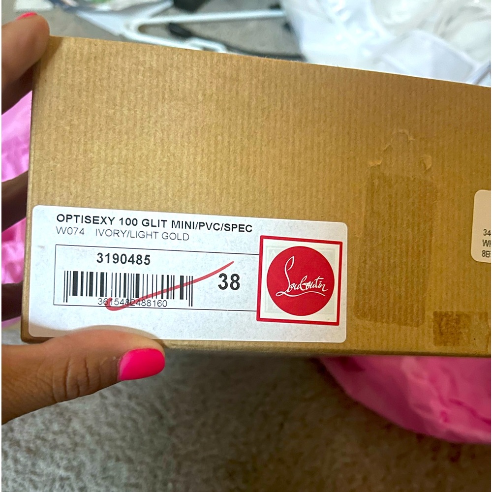 BRAND NEW FITS A SIZE 7 US. AUTHENTIC